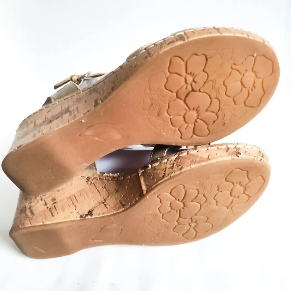 Bolo Born Metallic Gold Leather T-Strap Flowers Womens Size 8 Wedge Heel Sandals - Picture 10 of 10